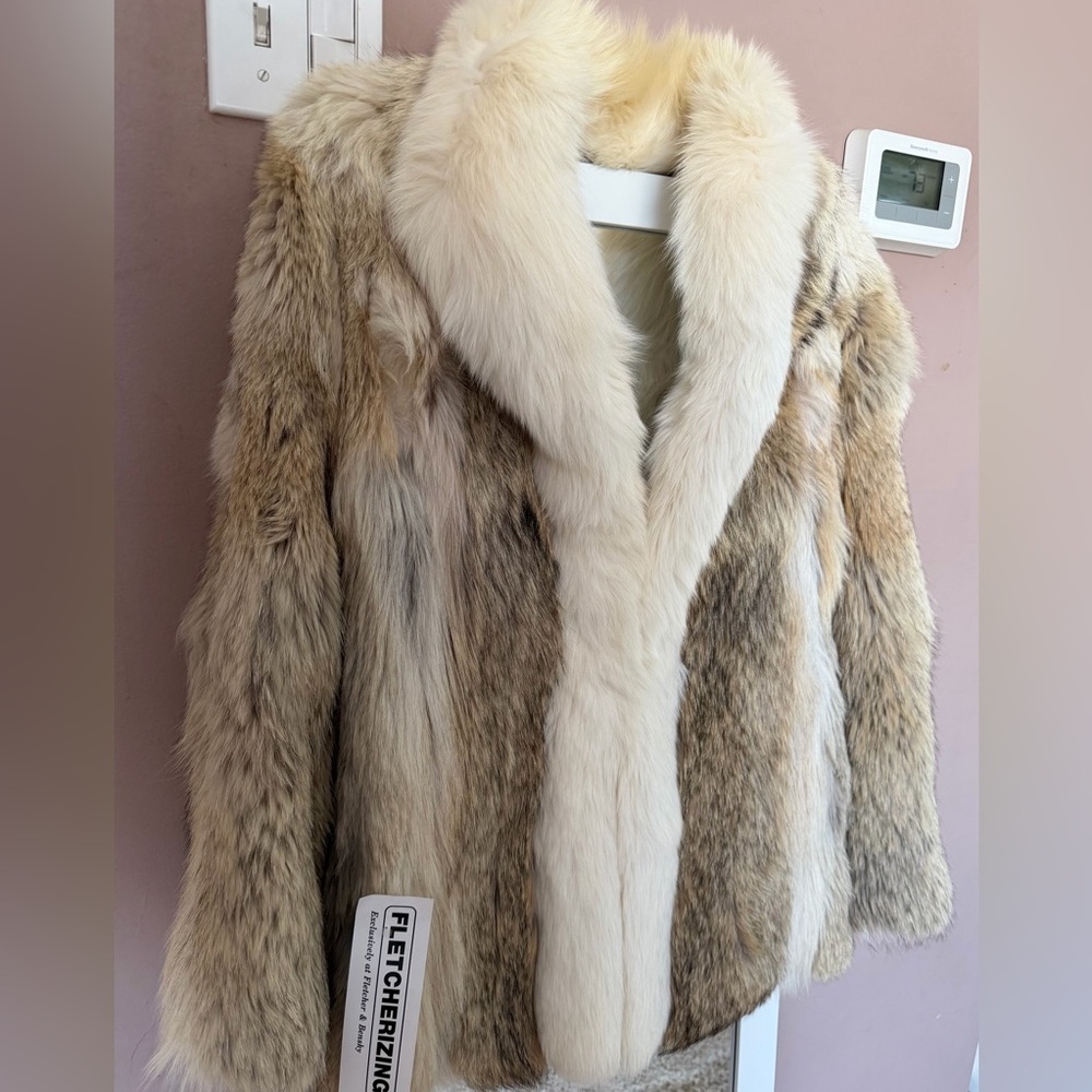 Vintage Genuine Coyote Fur Coat – Fletcherizing – Luxurious Collar – Women’s